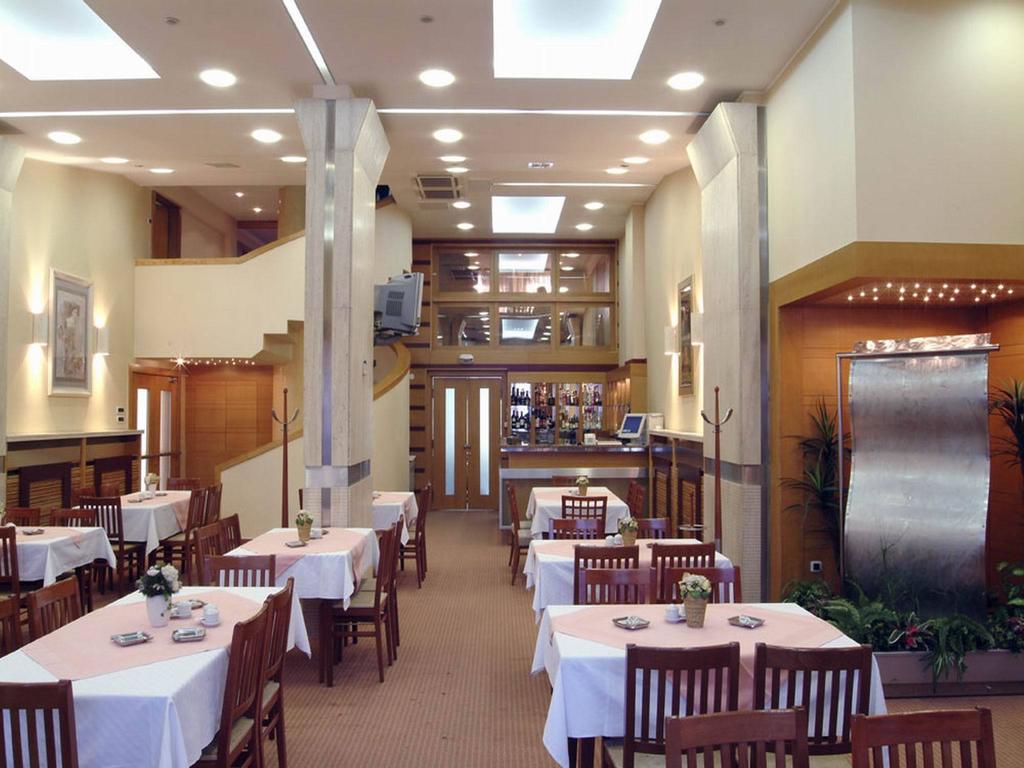 Tadz Hotel Novi Pazar Restaurant foto