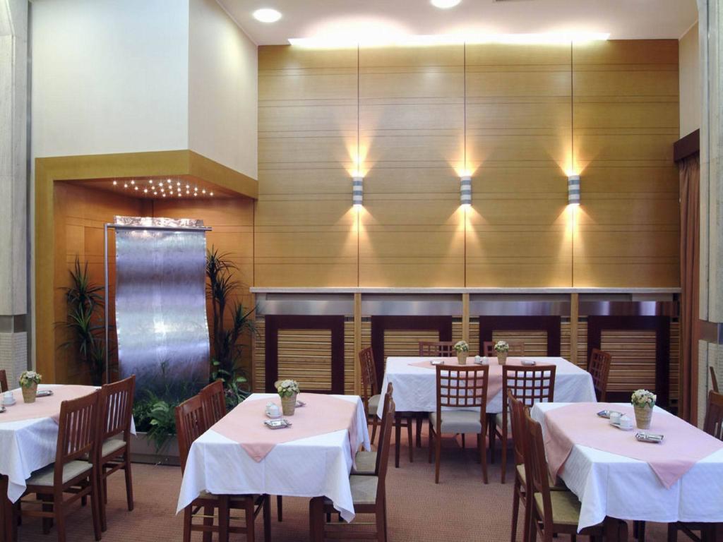 Tadz Hotel Novi Pazar Buitenkant foto