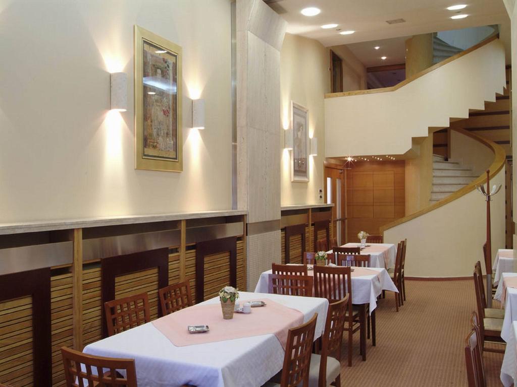 Tadz Hotel Novi Pazar Buitenkant foto