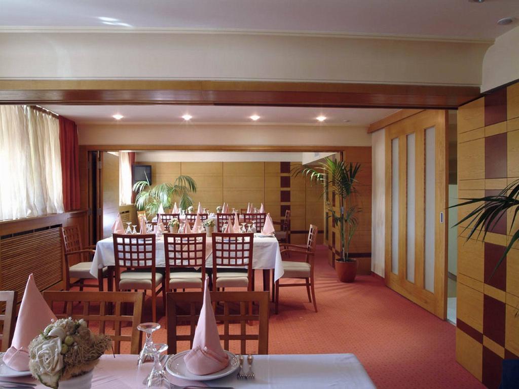 Tadz Hotel Novi Pazar Buitenkant foto